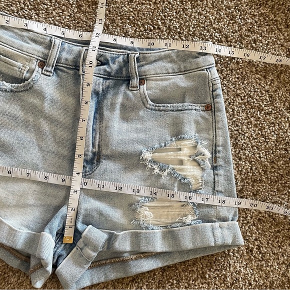 American Eagle Cuffed Mom Shorts Women’s 4 Light Wash Blue Denim Distressed - Picture 12 of 13